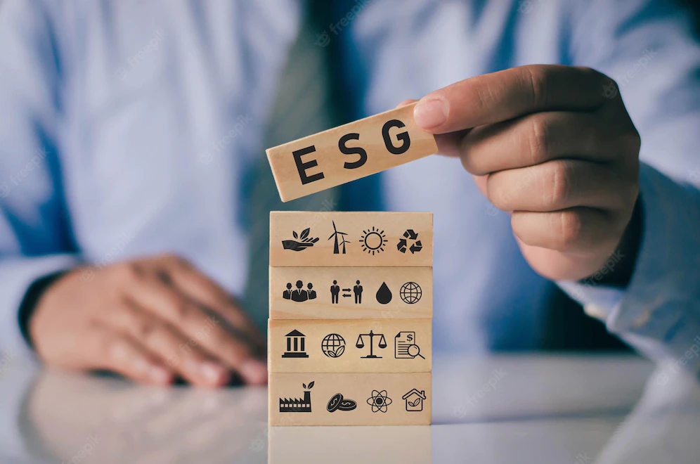 businessman-with-wooden-block-hand-esg-icon-concept-environmental-social-governance-sustainable-ethical-business-network-connection-green-background_73749-881